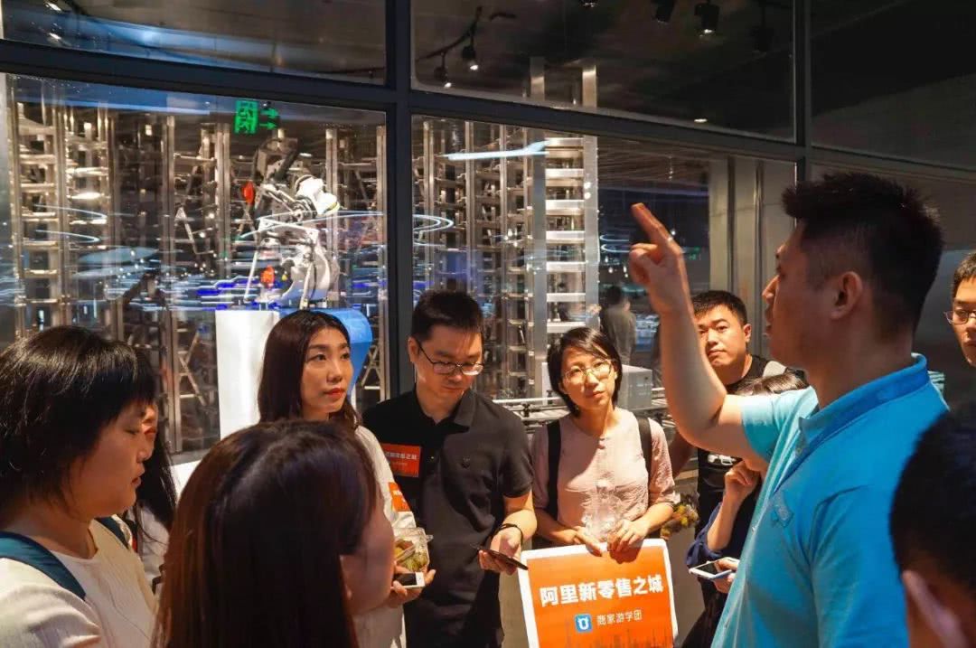 探秘盒马机器人餐厅:老外目瞪口呆，90岁奶奶狂点赞