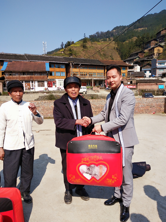 曼瑜天雅百村扶贫济困